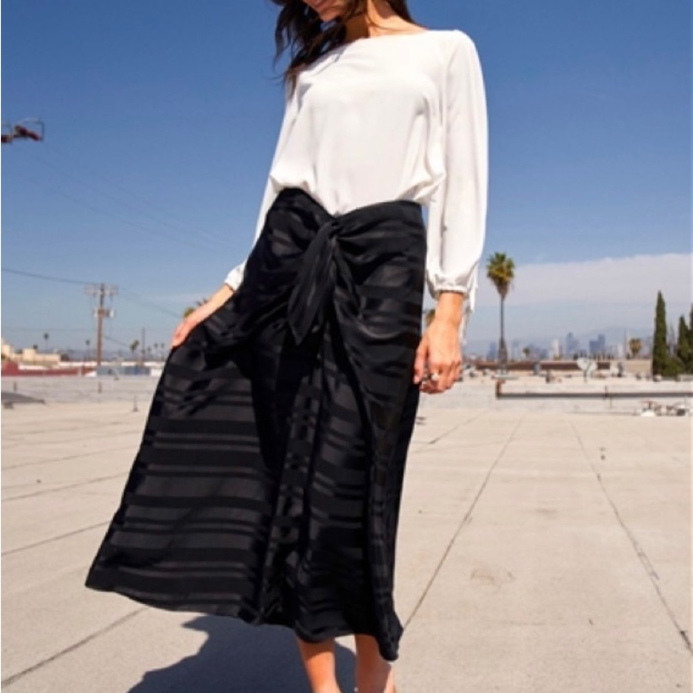 Black Striped High-Waist A-Line/Flare
Midi Skirt
Size:S NWOT